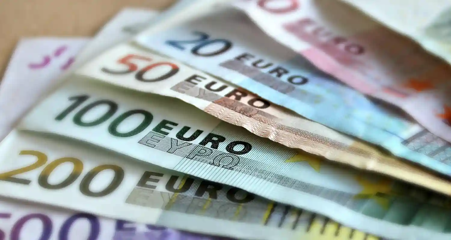 Economia della Zona Euro a Novembre 2023 Tra Modesta Ripresa e Sfide Persistenti