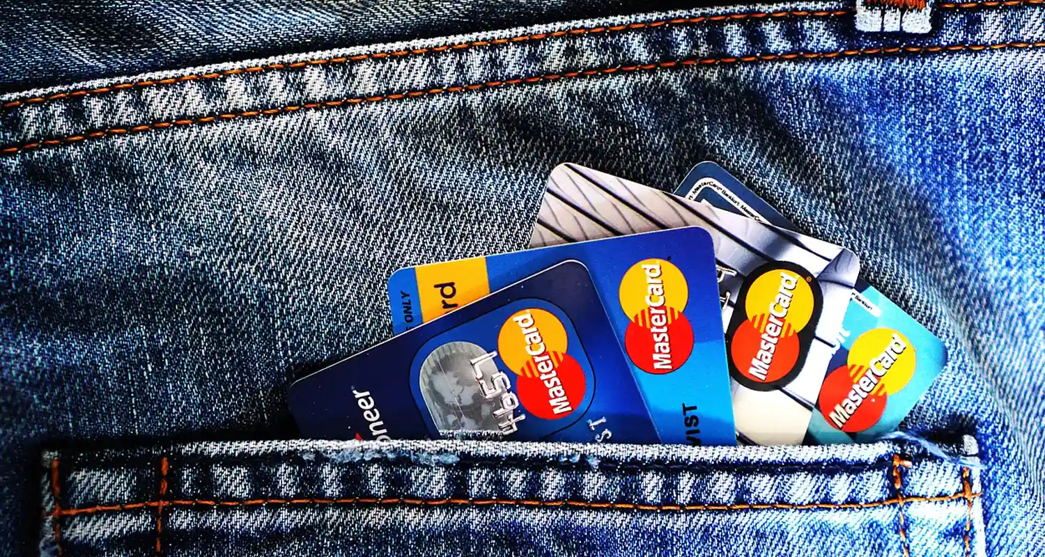 La metà dei titolari di una carta di credito ha dei debiti