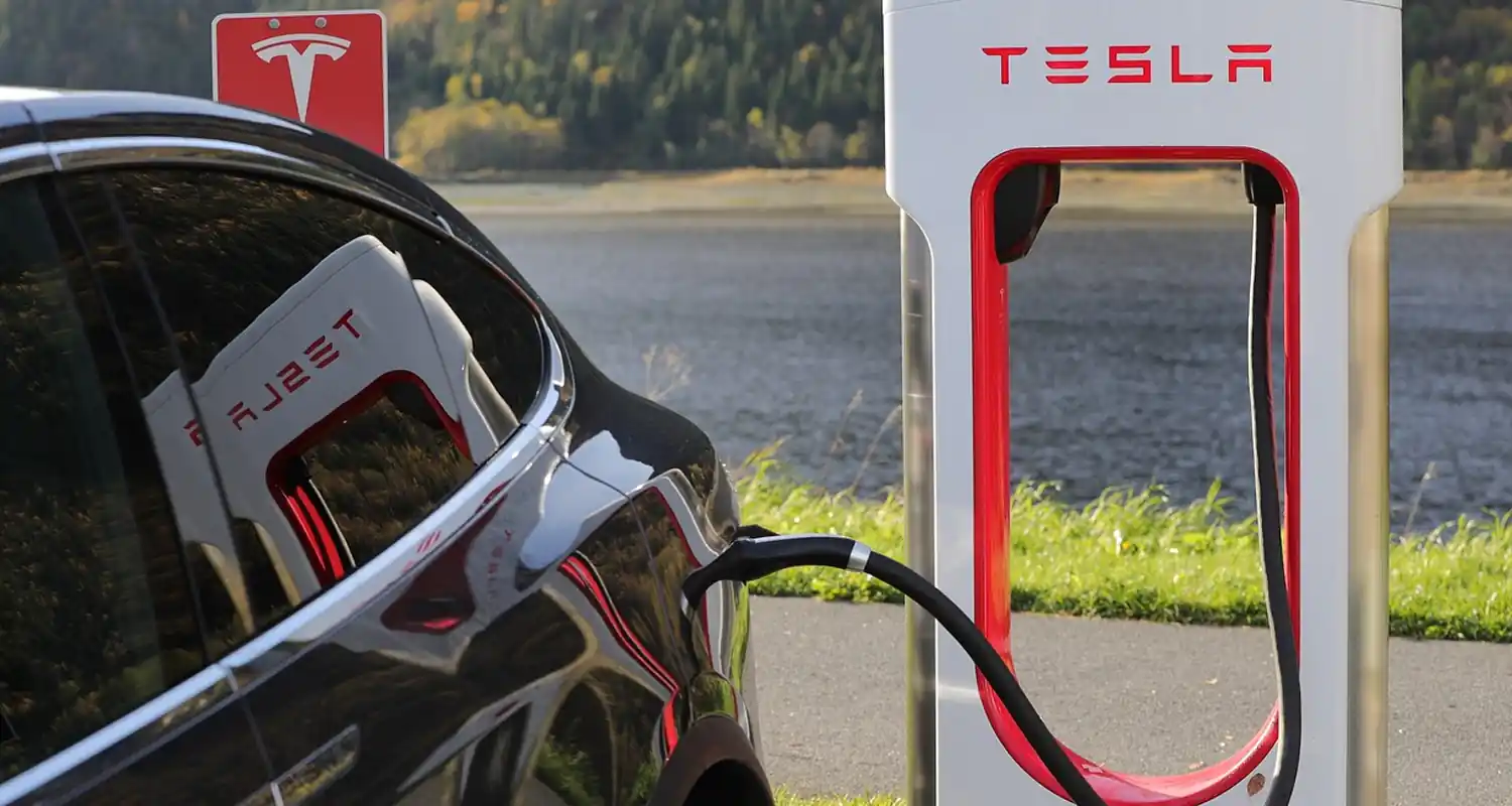 Tesla taglia posti di lavoro