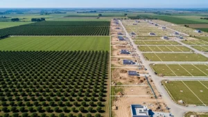 Una veduta aerea di un appezzamento di terreno che mostra una chiara divisione