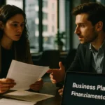 Giovane imprenditore lavora al business plan per aprire una nuova attività